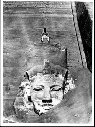 Egyptenaar Zittend op een Kolossaal Beeld van de Koning, uit de Grote Tempel van Ramses II in Abu Simbel, 29 maart 1850